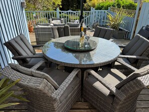 Outdoor dining - Beautiful, traditional cottage close to ferry (Ryde)