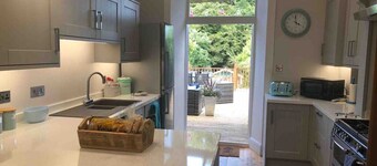 Beautiful, traditional cottage close to ferry