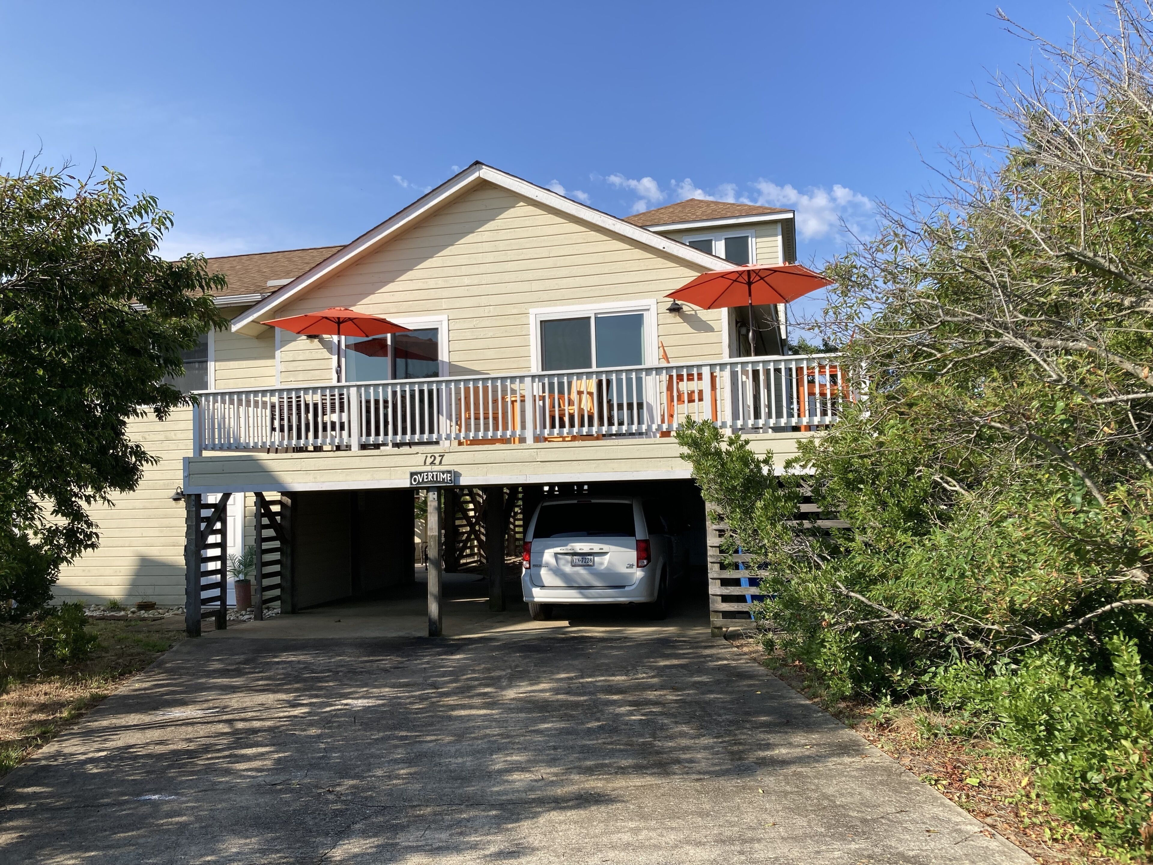 Close to beach, shops, restaurants!Pet friendly, hot tub, water view, private BR