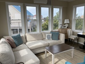 TV connectée, cheminée, jeux vidéo, lecteur de DVD