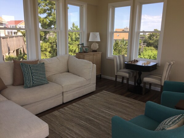 TV connectée, cheminée, jeux vidéo, lecteur de DVD