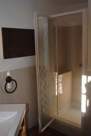 Shower, hair dryer - GITE TILLEUL MAS DE RATIES (Cessenon-sur-Orb)