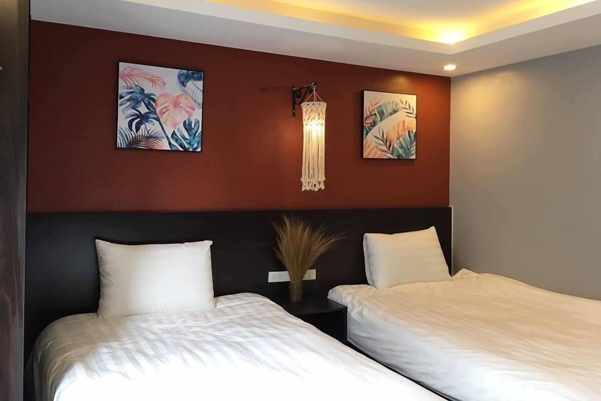 Basic Twin Room | Laptop workspace, WiFi (free)