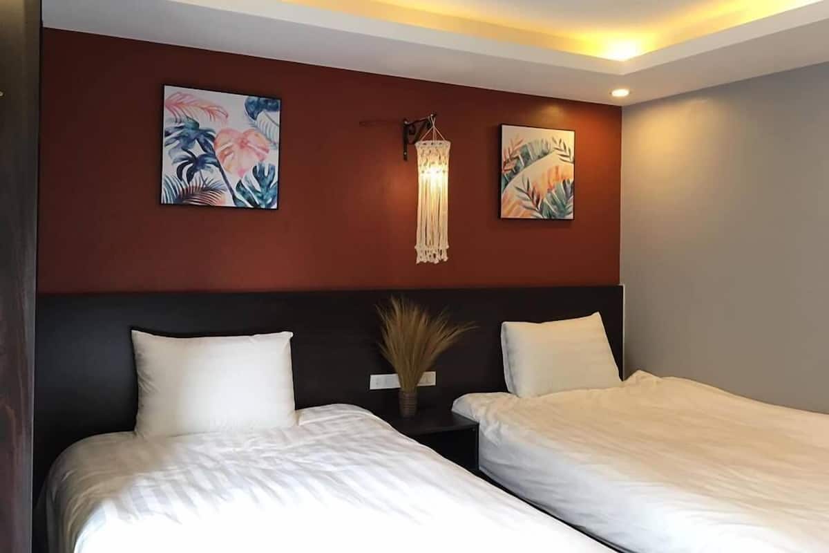 Basic Twin Room | Laptop workspace, free WiFi