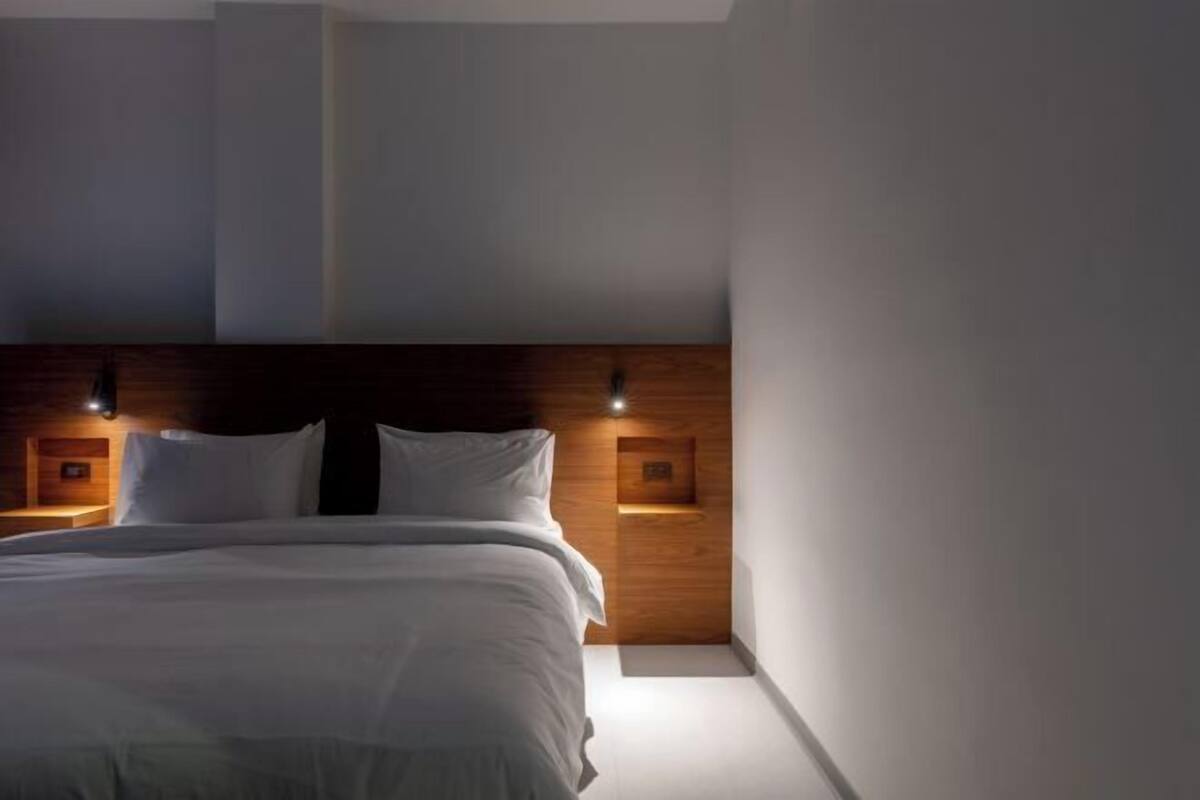 Minibar, caja de seguridad en la habitación y escritorio