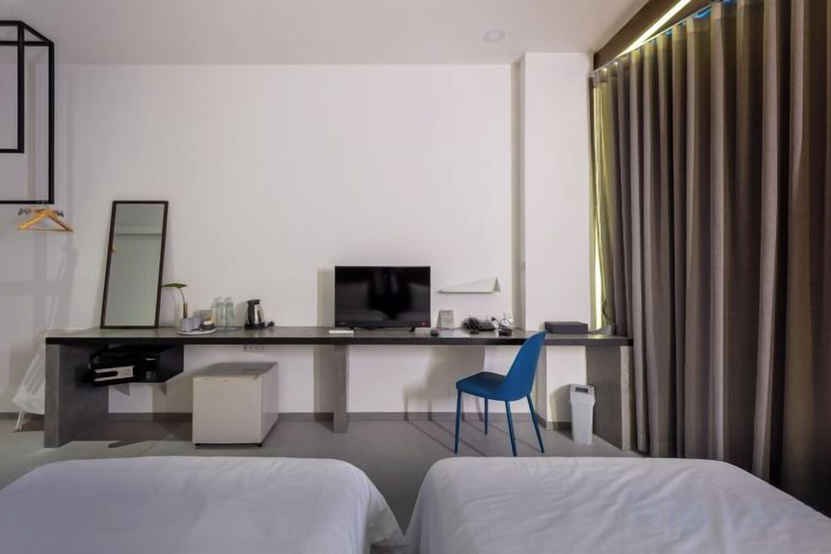 Minibar, két bảo mật tại phòng, bàn, màn/rèm cản sáng 