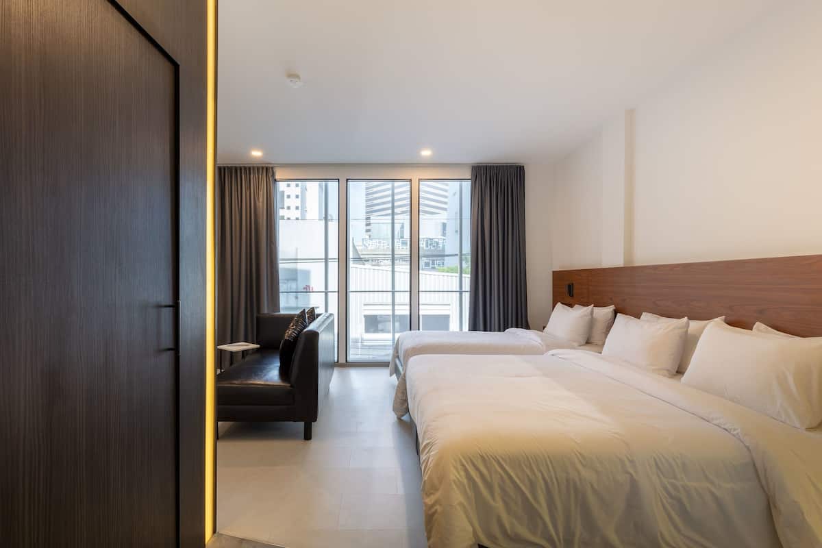 Triple Room with Private Bathroom | Een minibar, een kluis op de kamer, een bureau, verduisterende gordijnen