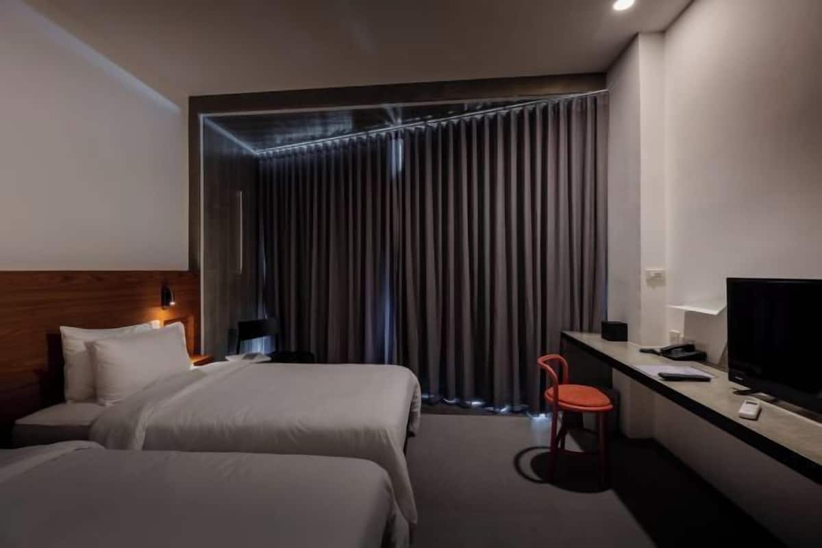 Minibar, coffres-forts dans les chambres, bureau, rideaux occultants