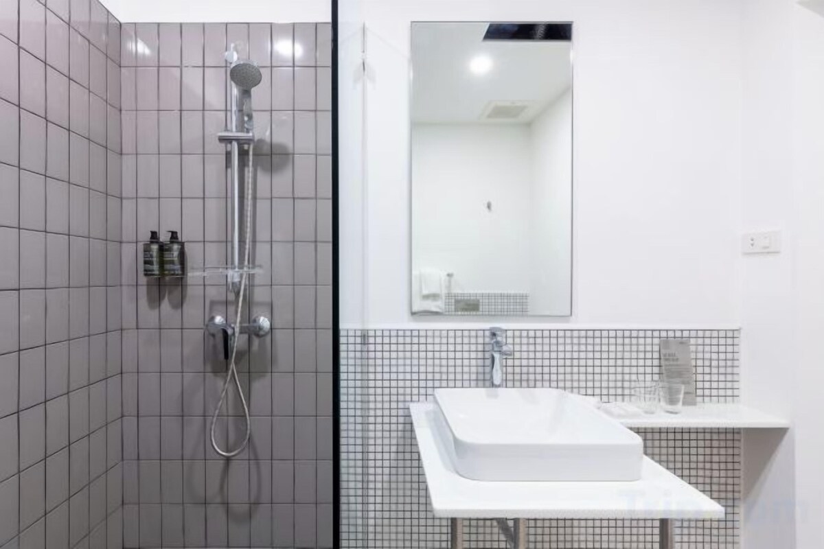 Shower, free toiletries, hair dryer, slippers