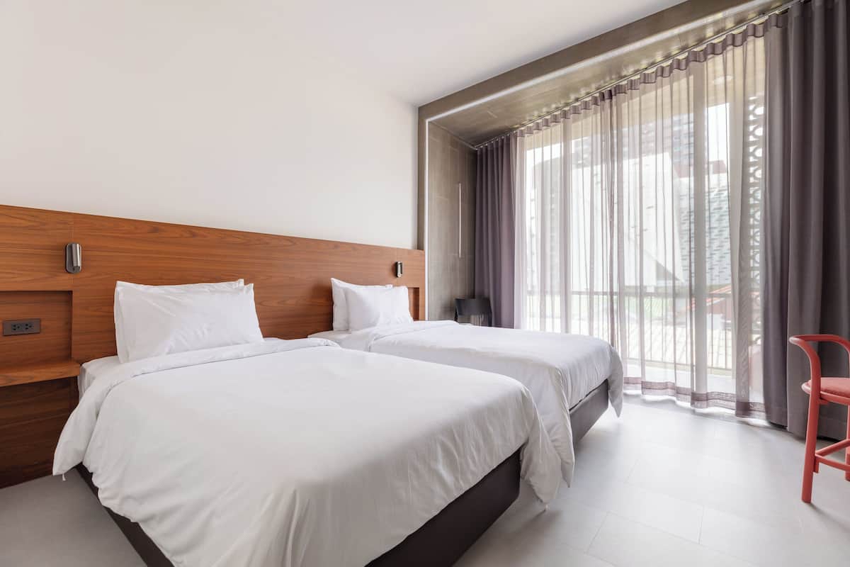 豪華雙床房 | 迷你吧、客房內保險箱、書桌、遮光布/窗簾