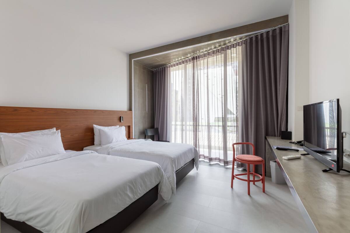 Deluxe Double Room | Minibar, in-room safe, desk, blackout drapes