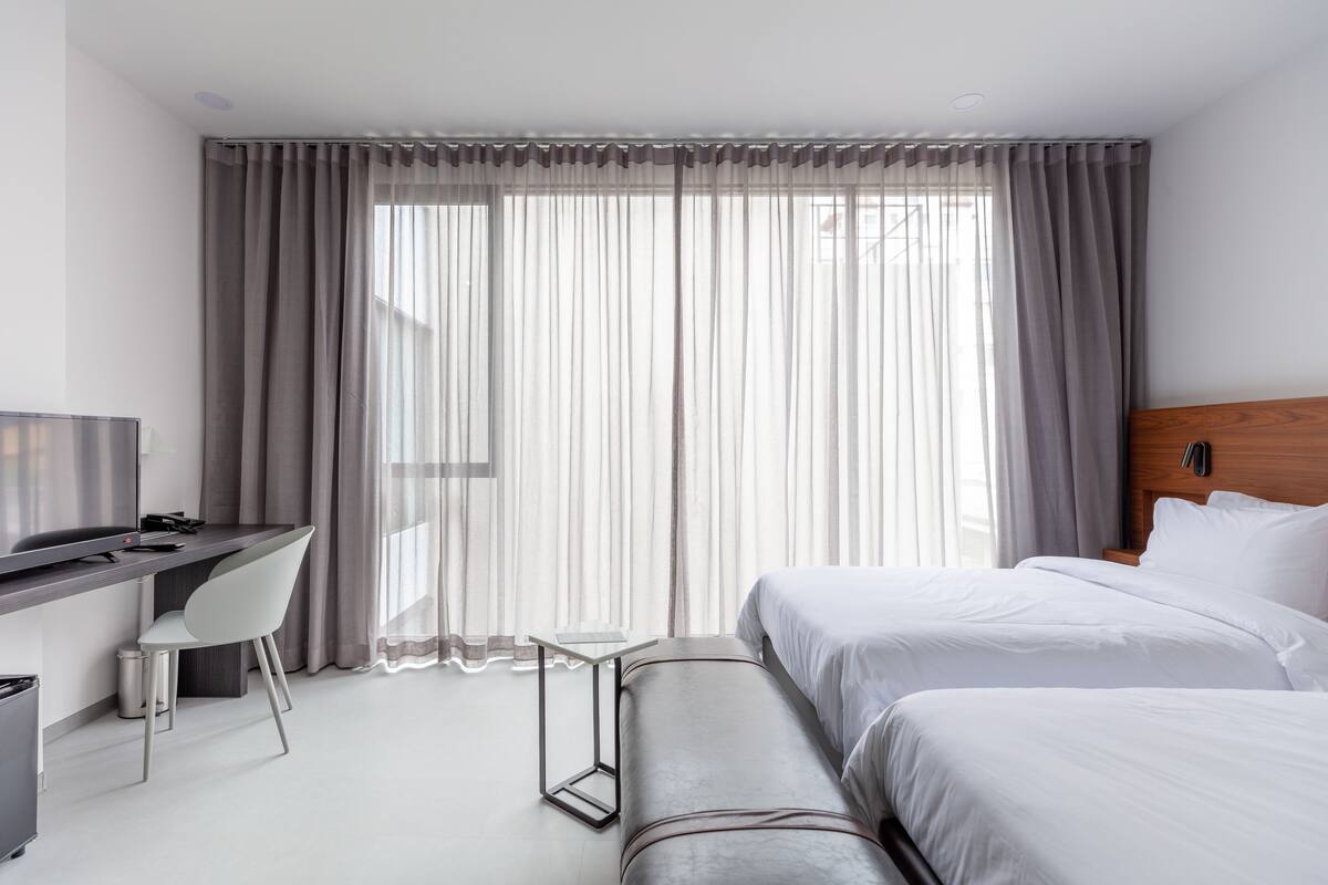 Grand Deluxe Twin | Minibar, in-room safe, desk, blackout drapes