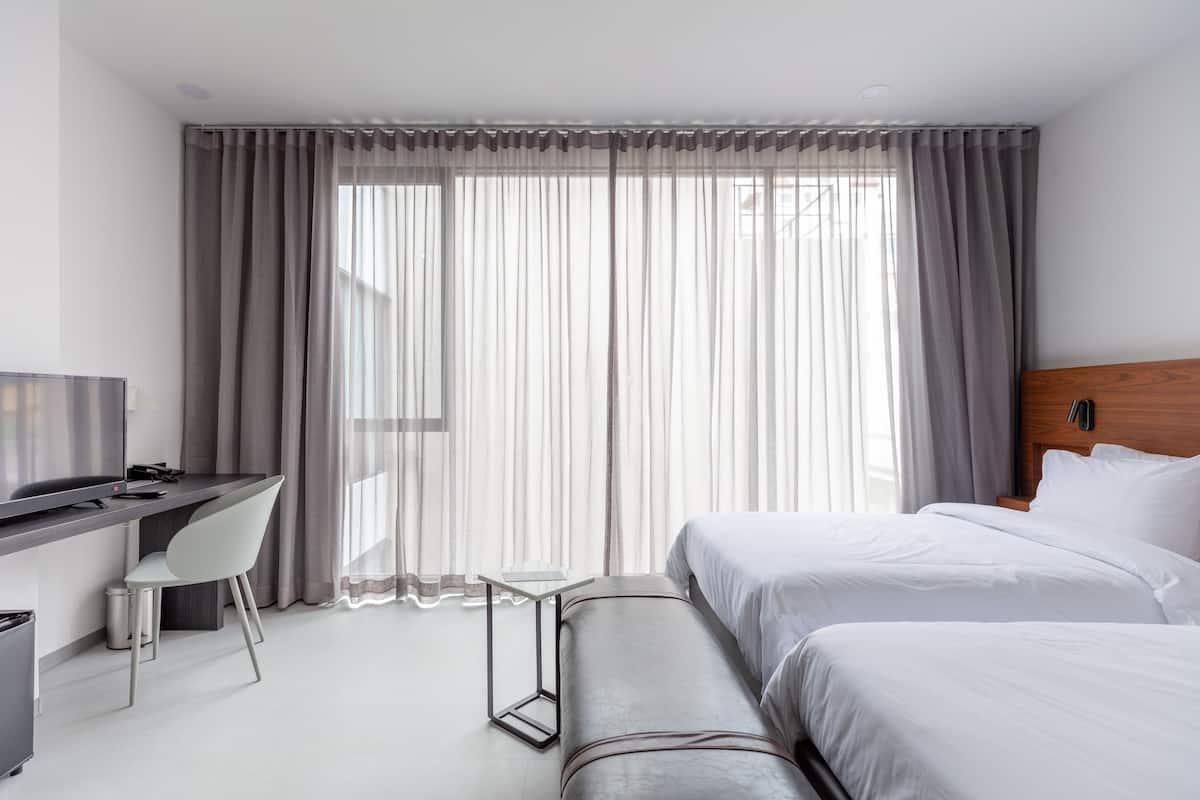 Grand Deluxe Twin | Een minibar, een kluis op de kamer, een bureau, verduisterende gordijnen