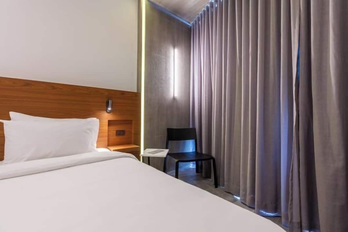 Minibar, coffres-forts dans les chambres, bureau, rideaux occultants