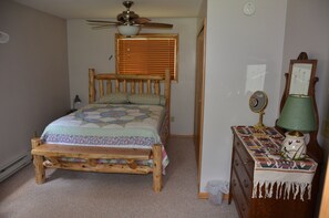 2 Schlafzimmer, Schreibtisch, Bügeleisen/Bügelbrett, Bettwäsche