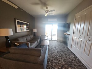 Fernseher, Kamin, Videospiele, DVD-Player