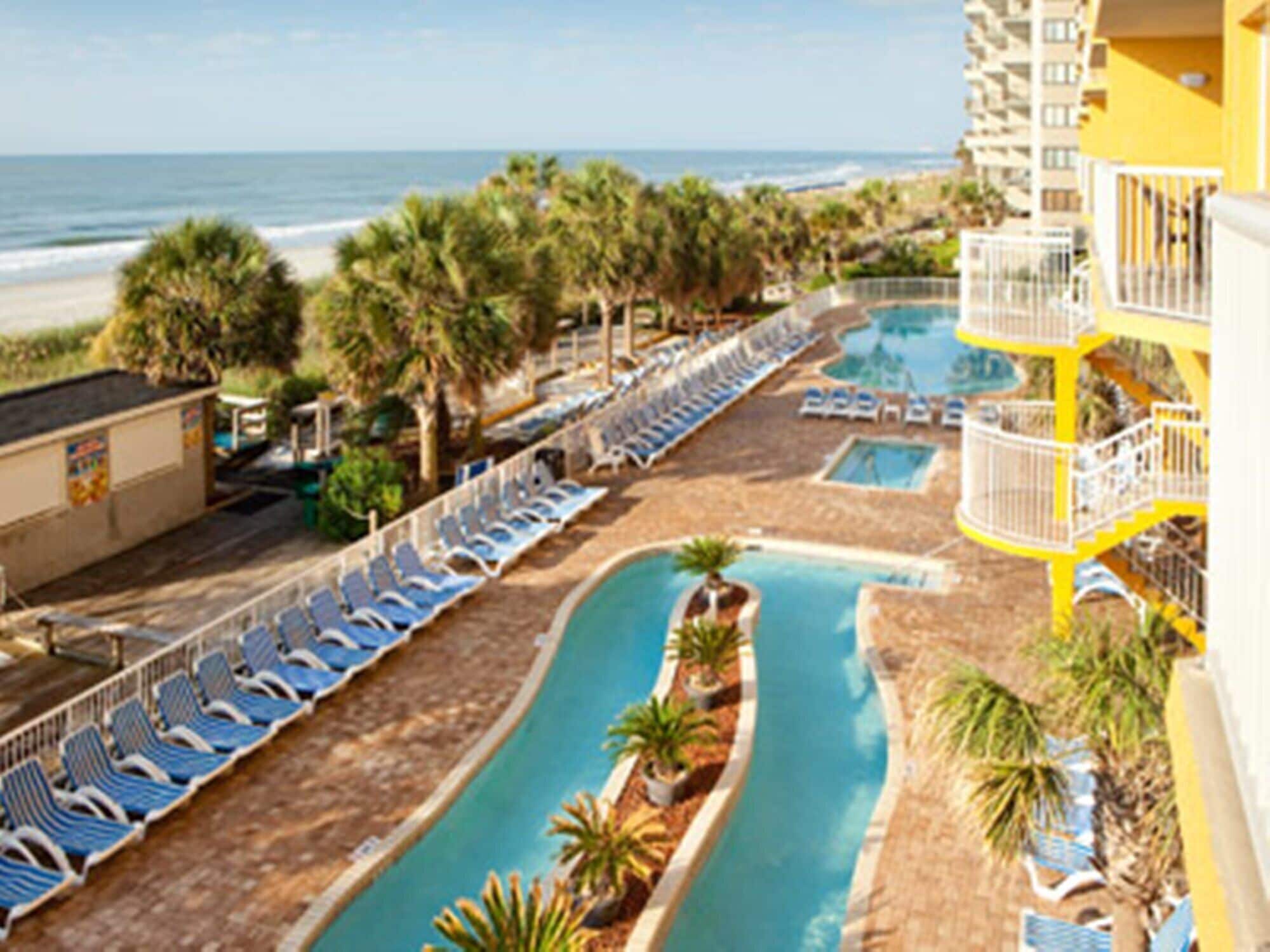 Een binnenzwembad en een buitenzwembad