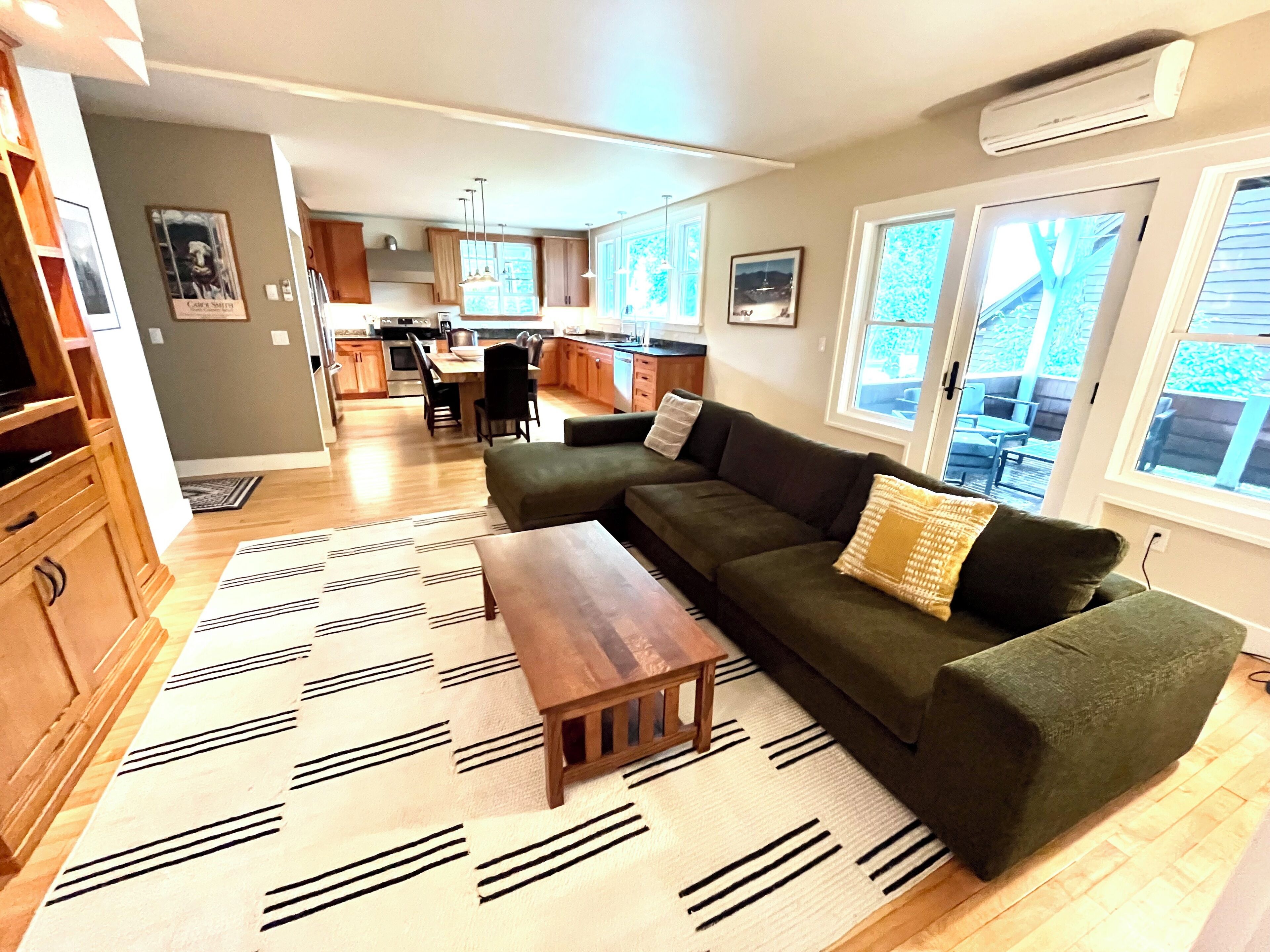 TV connectée, chaîne hi-fi, espaces bureaux