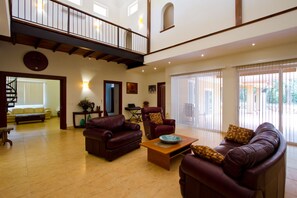 المنشأة من الداخل