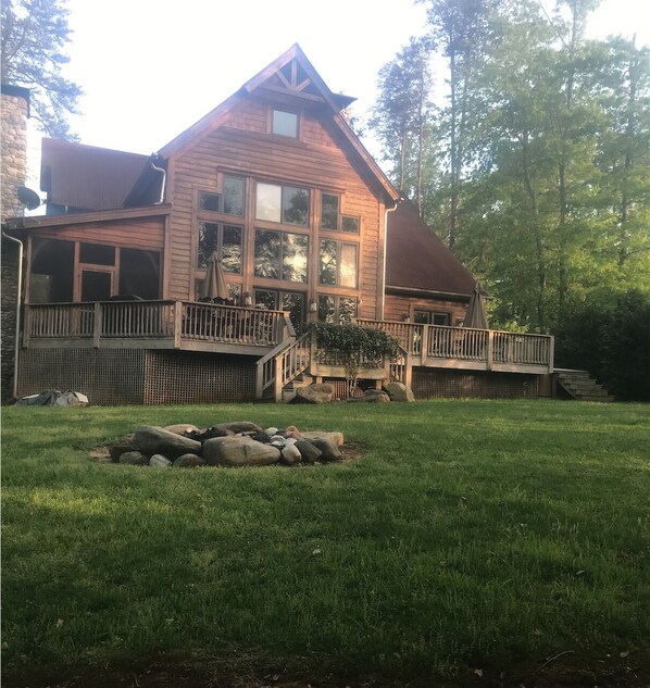 Home on the shores of Lake James in Gated Arbors Community Nebo Vrbo