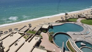 Un complexe hôtelier doté d’une grande piscine, d’un accès à la plage et d’espaces de détente en plein air.