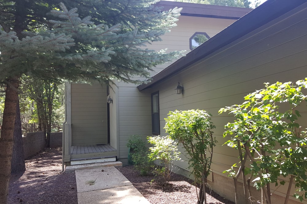 Peaceful Family Friendly Resort Villa w Whirlpool Tub and Attached Garage