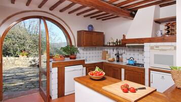 Frigorifero, forno, piano cottura, lavastoviglie