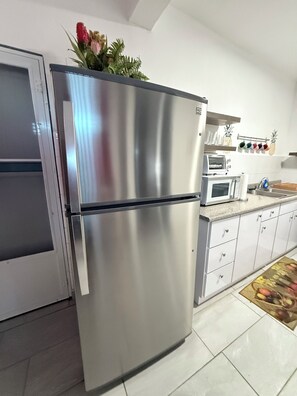 Een koelkast, een magnetron, een oven, een kookplaat