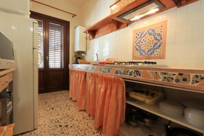 冰箱、微波炉、烤箱、炉灶