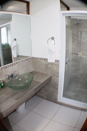 Een douche, een haardroger, handdoeken, zeep