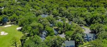 Cozy Quiet Cottage in gated bike friendly golf resort minutes from the Beach. 