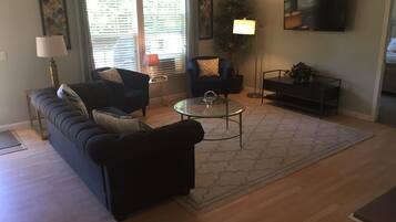 Älytelevisio, takka, pöytäjalkapallopöytä, pöytätennispöytä