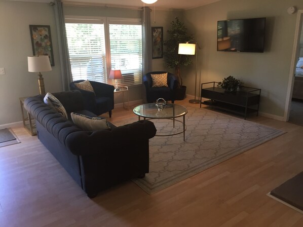 Smart-tv, pejs, bordfodbold, bordtennisbord