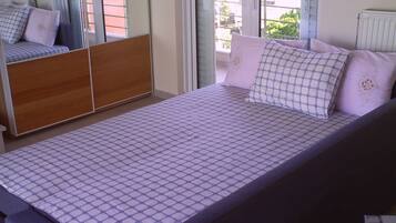 3 slaapkamers, een strijkplank/strijkijzer, gratis wifi, beddengoed