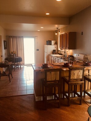 Fridge, microwave, oven, stovetop - Peaceful Slice of Paradise!Peaceful Slice of Paradise! (Livingston)