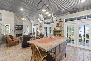 Dining - Beautiful view! Unique comfort, Away from it all. (Mabank)