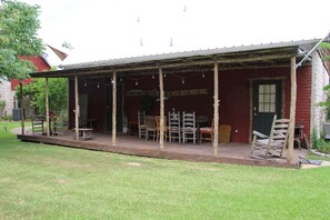 Outdoor dining - Beautiful view! Unique comfort, Away from it all. (Mabank)