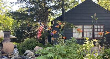 Cozy designer Cottage on private historic estate-near NYC-Oasis in Metropolis