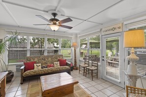 Smart TV, fireplace, DVD player, books - New Hot Tub! Beautiful 1.6 Acre Lake House on Secluded Cove (Mabank)