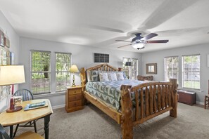 2 bedrooms, free WiFi, bed sheets - New Hot Tub! Beautiful 1.6 Acre Lake House on Secluded Cove (Mabank)