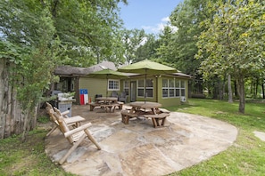 Outdoor dining - New Hot Tub! Beautiful 1.6 Acre Lake House on Secluded Cove (Mabank)
