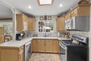 Fridge, microwave, oven, stovetop - New Hot Tub! Beautiful 1.6 Acre Lake House on Secluded Cove (Mabank)