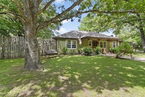 Exterior - New Hot Tub! Beautiful 1.6 Acre Lake House on Secluded Cove (Mabank)