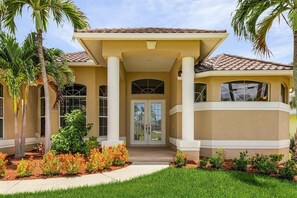 Exterior detail - The sun is calling - walk to dining & shops - SW Cape with fully Inclusive rates (Cape Coral)