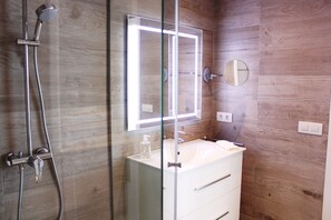 Dusche, Haartrockner, Handtücher