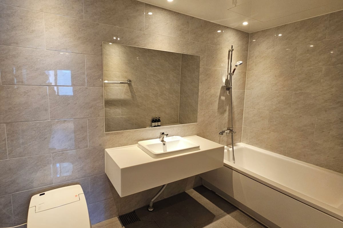 standard twin room, multiple beds, non smoking, city view | bathroom | designer toiletries, hair dryer, bathrobes, slippers