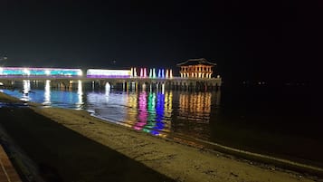 Una playa cerca, arena blanca