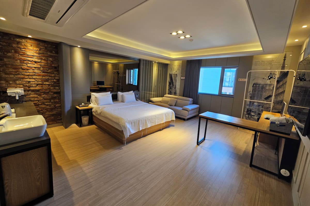 Chambre Standard double, non-fumeur, vue sur la ville | Literie de qualité, couette en duvet, décor unique, bureau