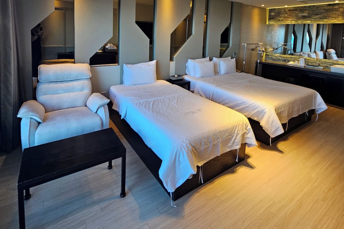 Premium bedding, down duvets, individually decorated, desk