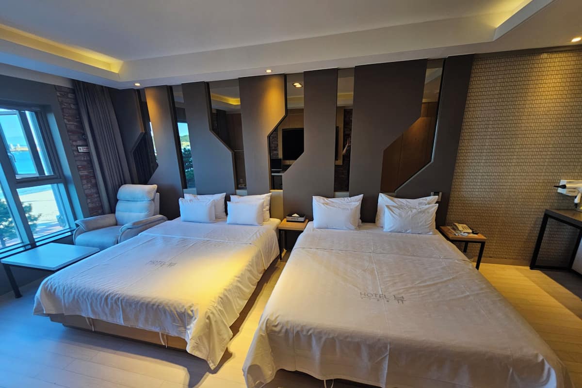 Chambre Prestige avec lits jumeaux, non-fumeur, vue sur l’océan | Literie de qualité, couette en duvet, décor unique, bureau